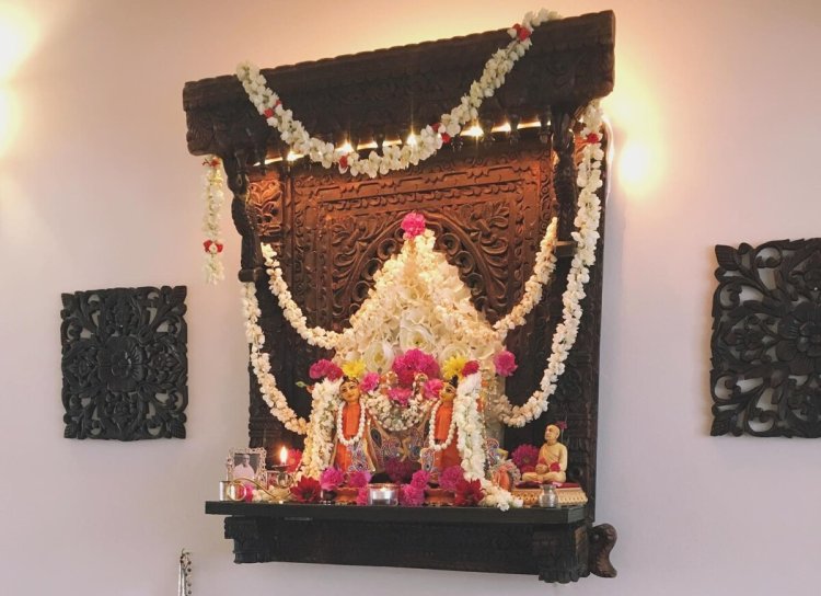 घर के मंदिर में इन वस्तुओं की उपस्थिति से वातावरण होता है सुखद और पवित्र